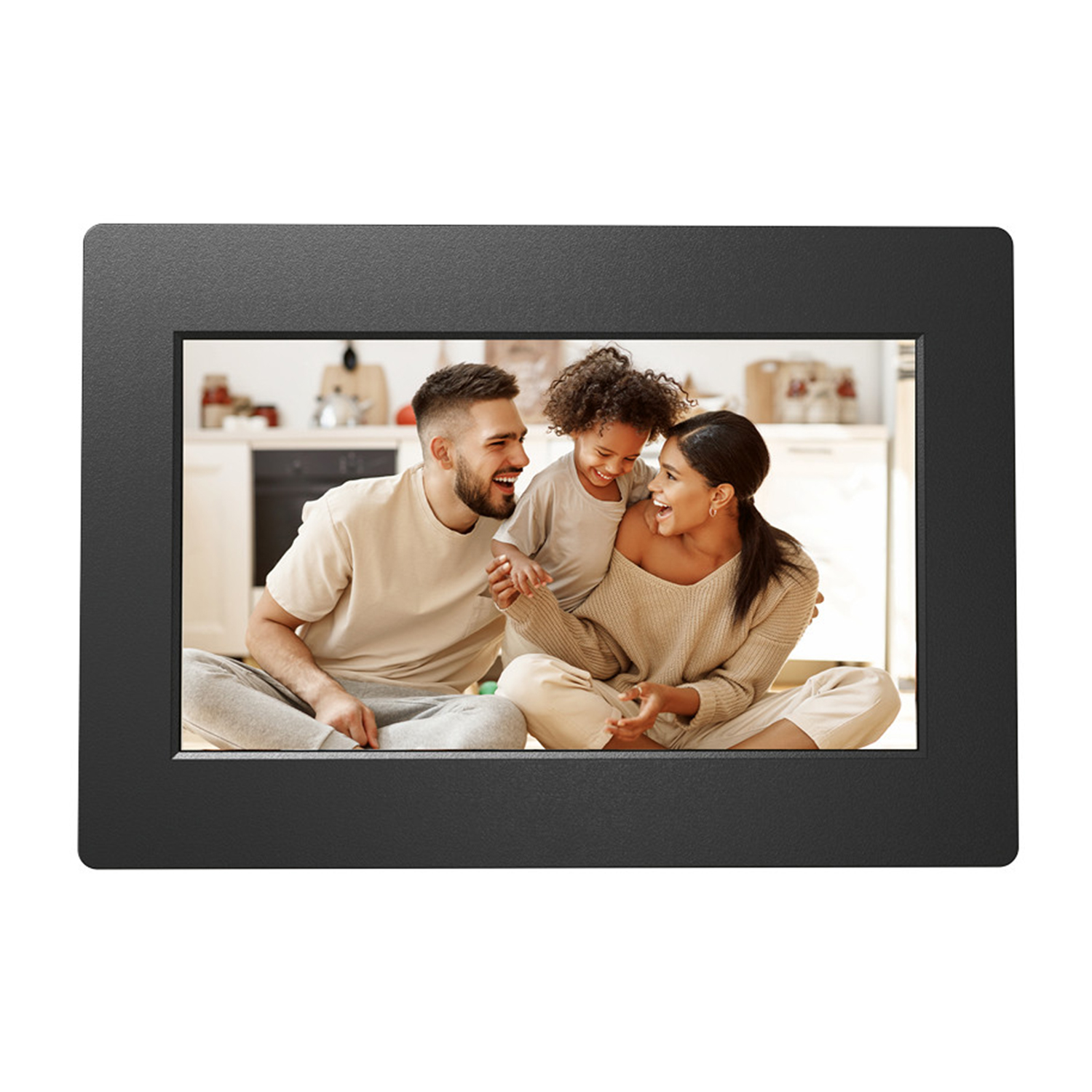 Famiglia di tre persone sorridenti in una foto con cornice nera.