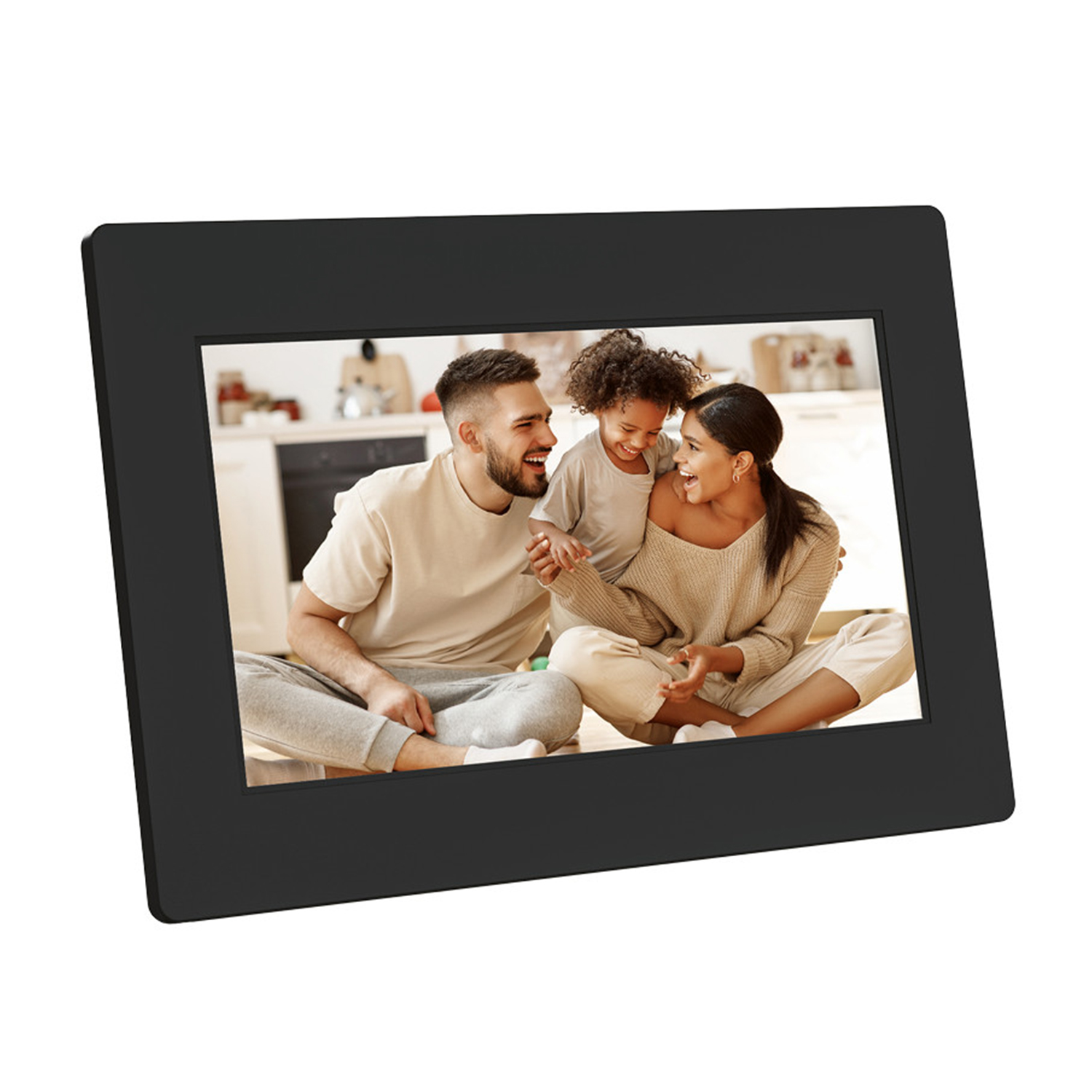 Cornice digitale con una famiglia. Un uomo, una donna e un bambino seduti sul pavimento.