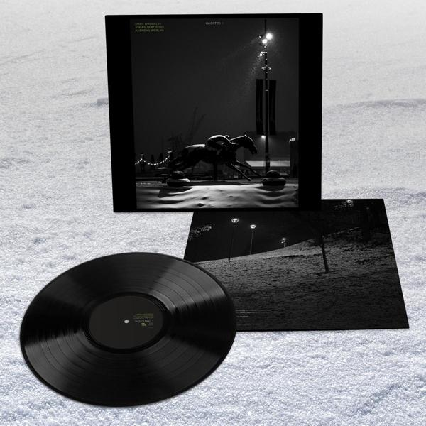 Schwarze Schallplatte und Albumcover im Schnee. Reiter auf Pferd-Statue.