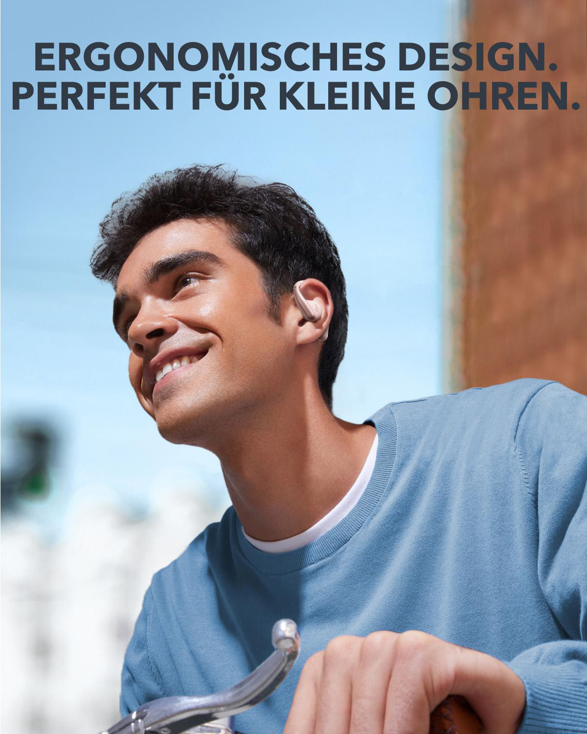 Ein Mann lächelt mit Hörgerät. Text auf Deutsch: 'Ergonomisches Design'.