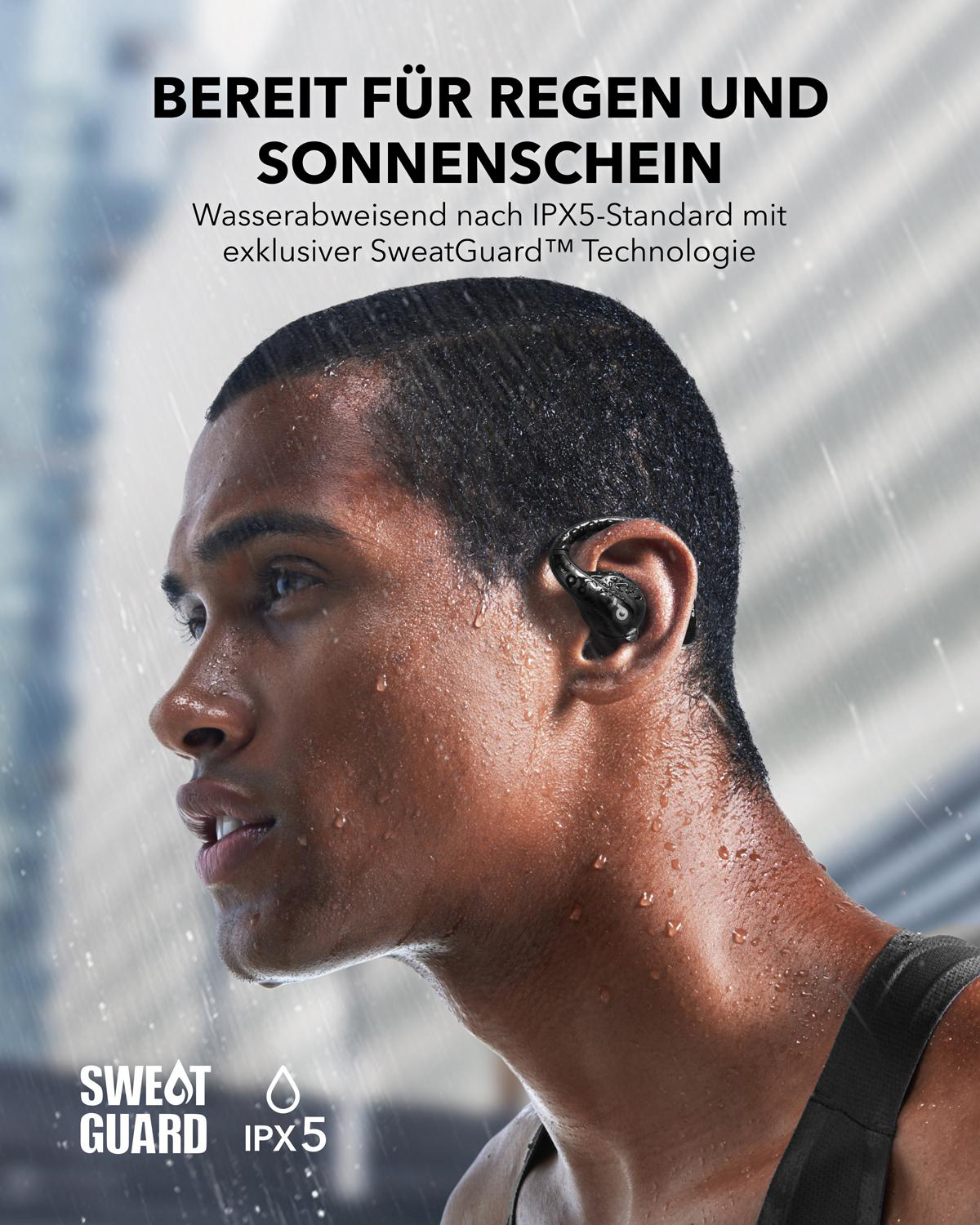 Ein Mann mit schwarzen Ohrhörern, Wassertropfen, Text: 'SCHÖN FÜR REGEN UND SONNENSCHEIN'.