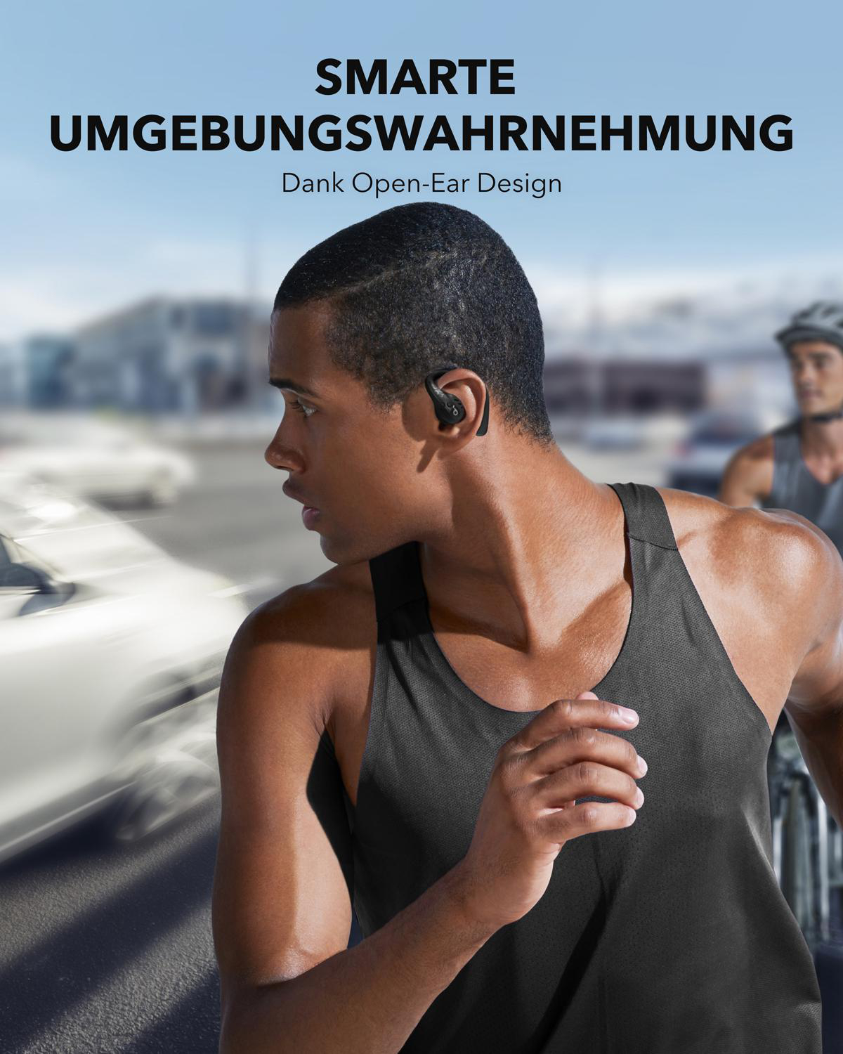 Mann läuft mit schwarzen Kopfhörern, mit Text im Hintergrund.