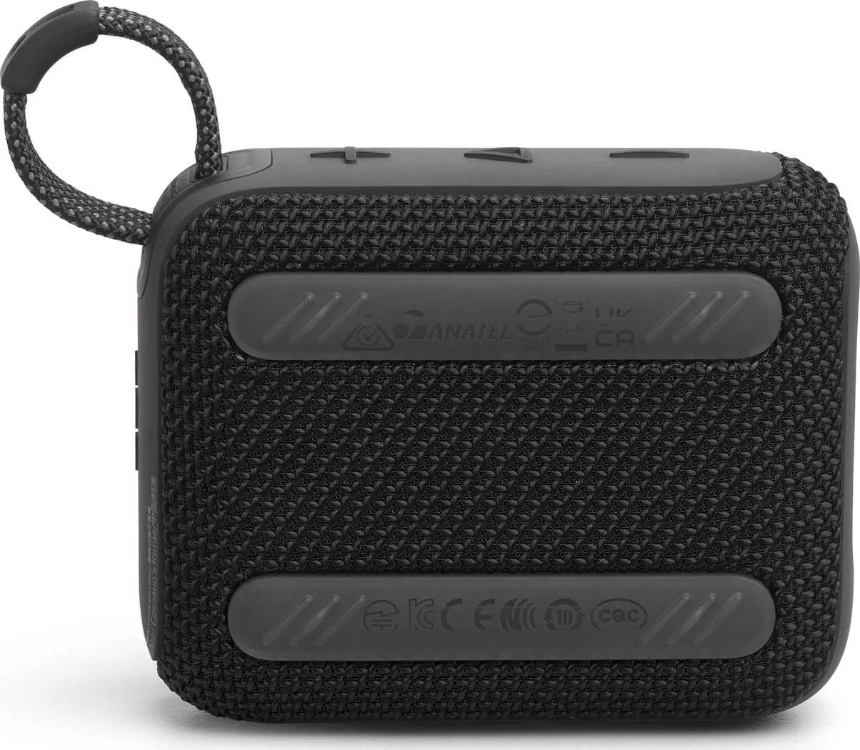 Czarny, kwadratowy głośnik przenośny z uchwytem. Siatkowy design z etykietami na dole.