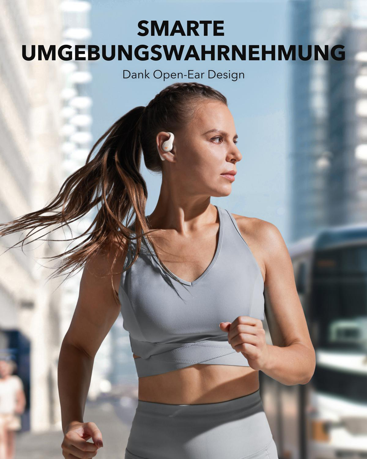 Frau joggt draußen mit weißen Ohrhörern. Im Hintergrund ein verschwommener Bus und Text.