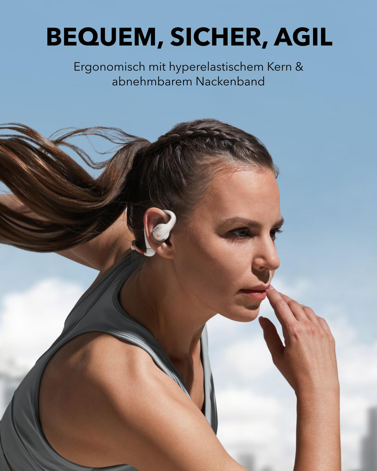 Eine Frau mit Ohrhörern läuft draußen, das Bild hat Text, der 'Agil, Secure, Agile' sagt.