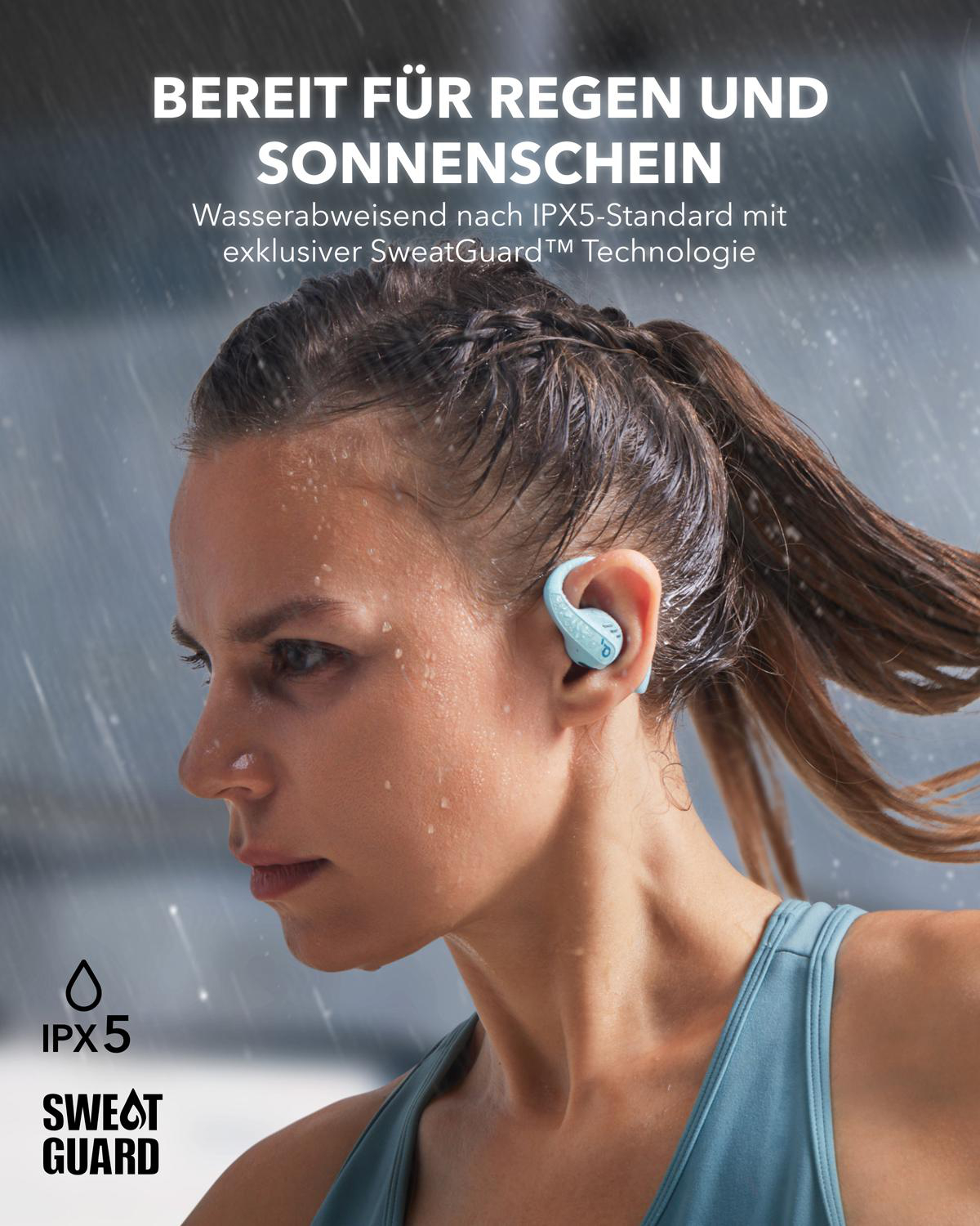 Frau mit blauen Ohrhörern im Regen, Text über Schweißresistenz.