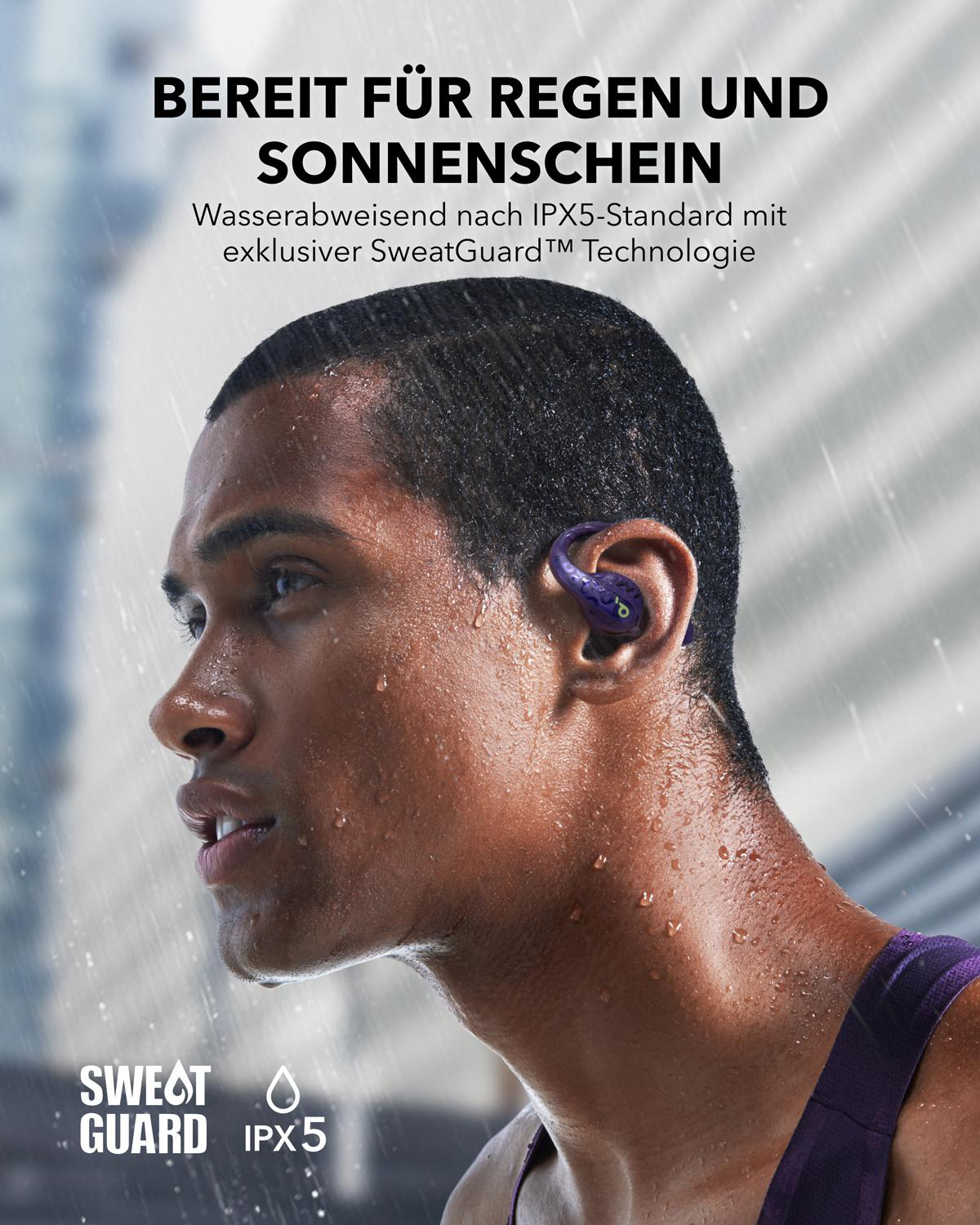 Mann mit lila Ohrhörern. Text: „BEREIT FÜR REGEN UND SONNENSCHEIN“. Regen-Effekt.