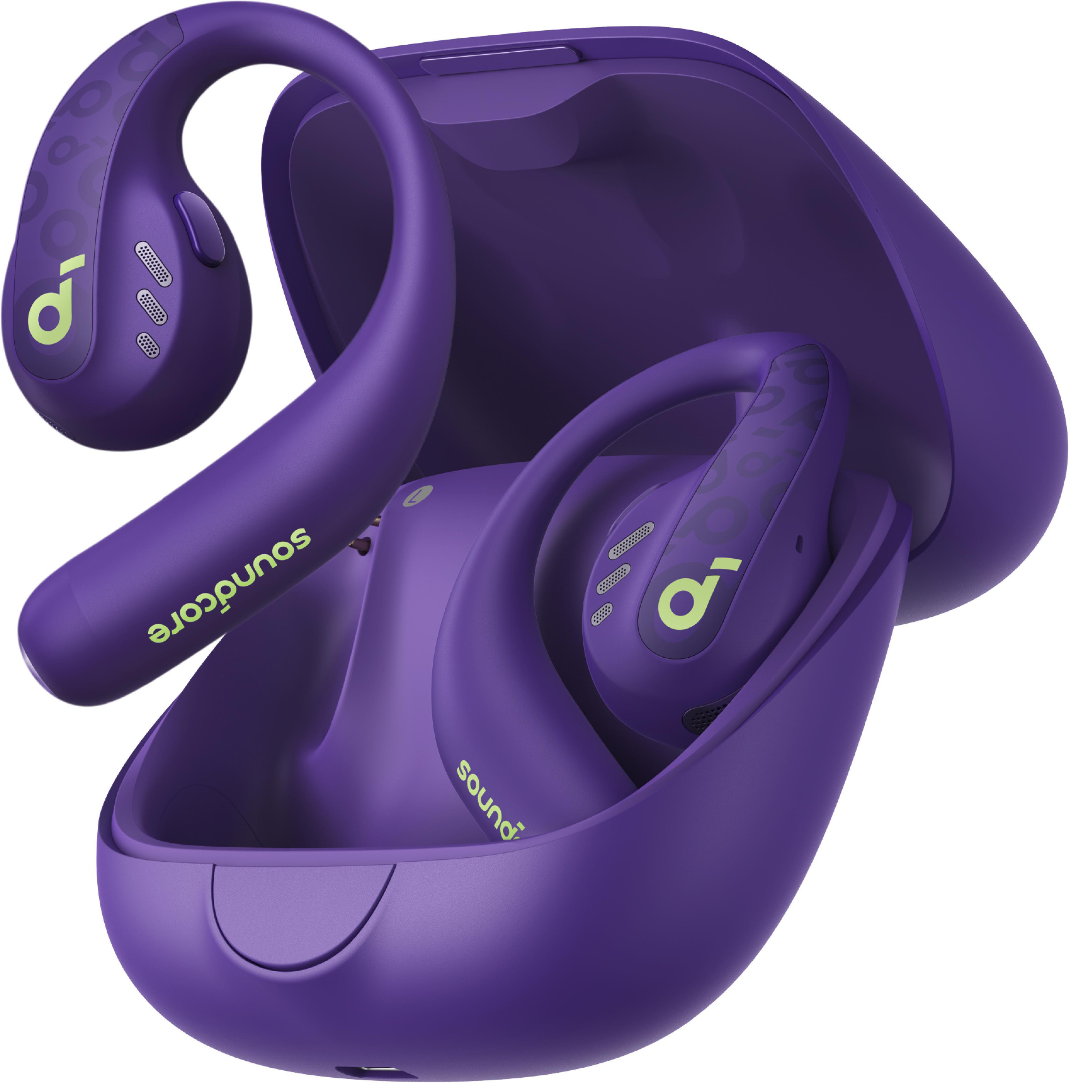 Lila Ohrhörer in einem Ladeetui. Soundcore-Logo sichtbar.