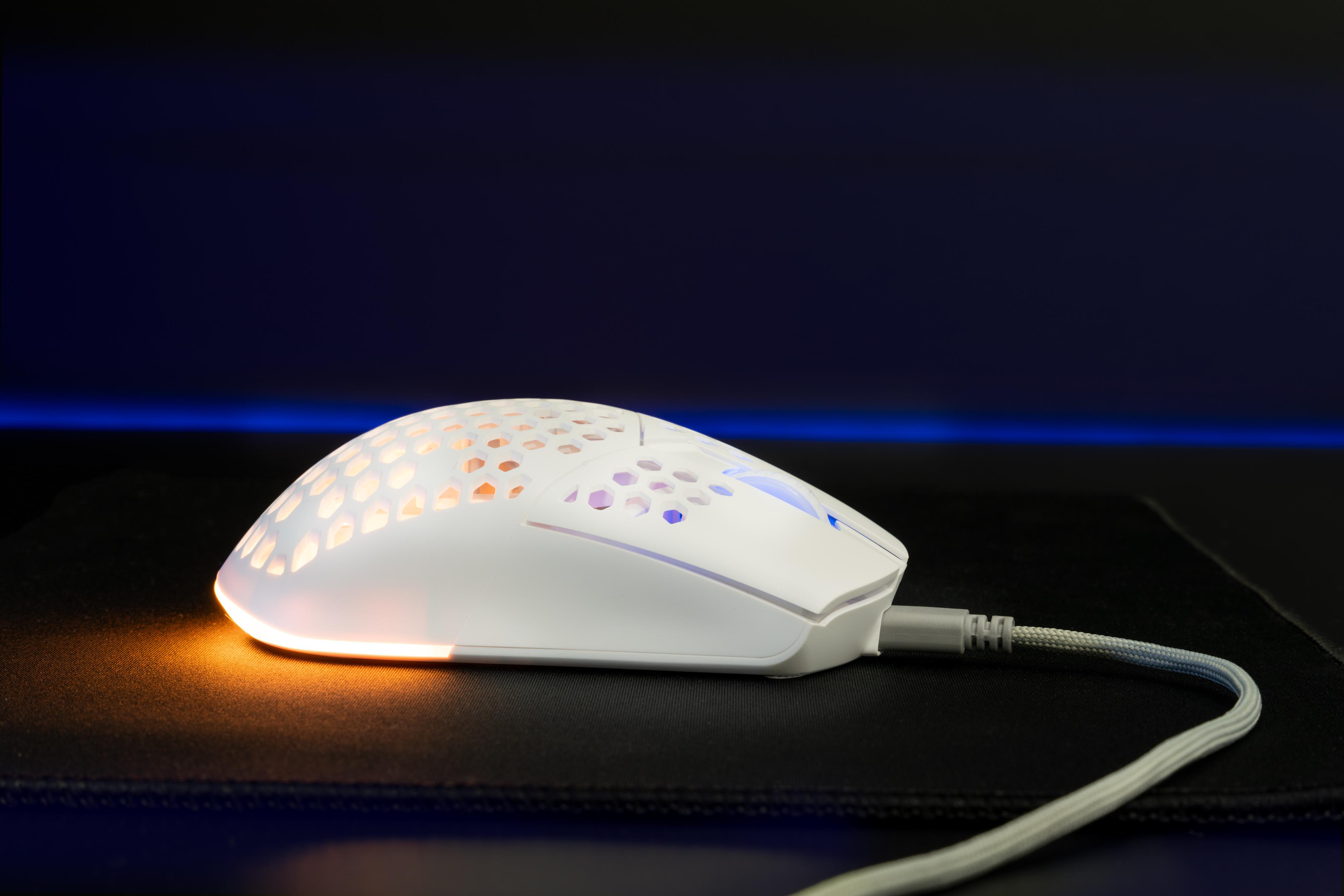 Eine weiße Gaming-Maus mit Wabenmuster, beleuchtet mit orangefarbenen und blauen Lichtern.