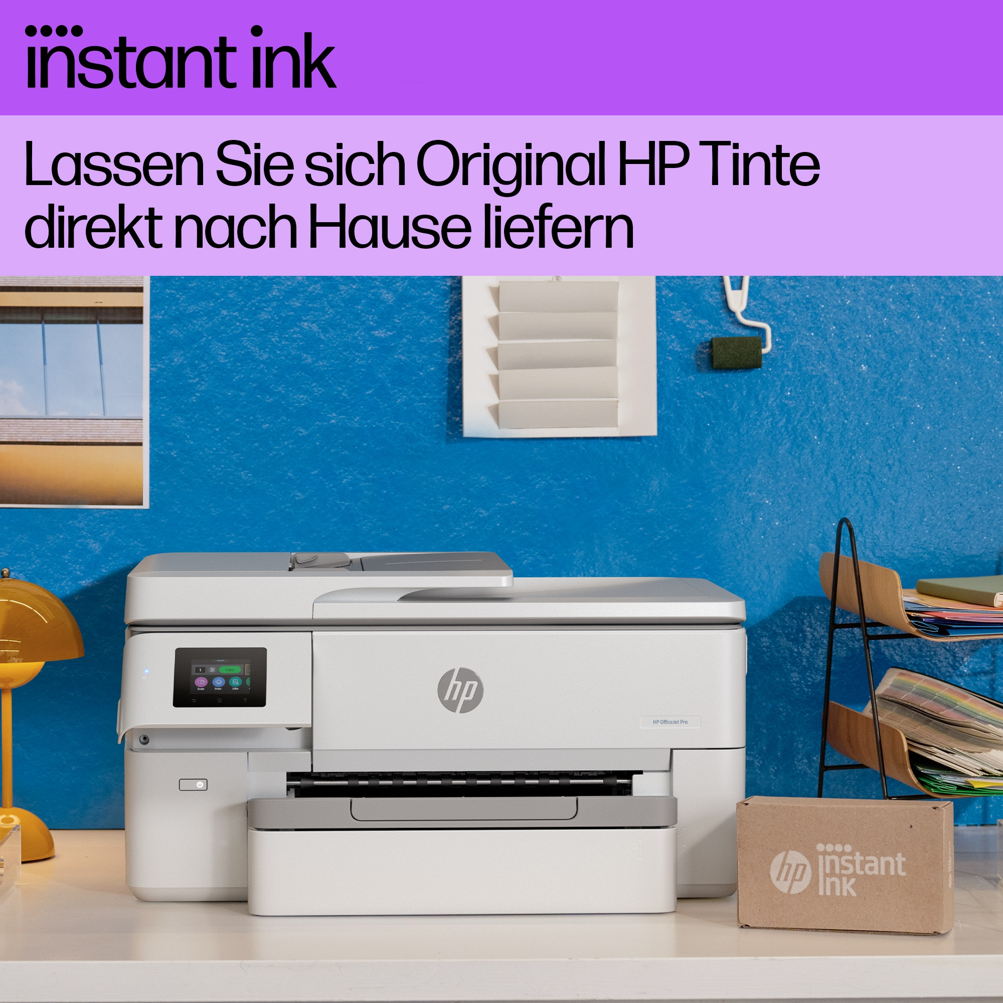 Stampante HP con cartucce d'inchiostro e forniture.