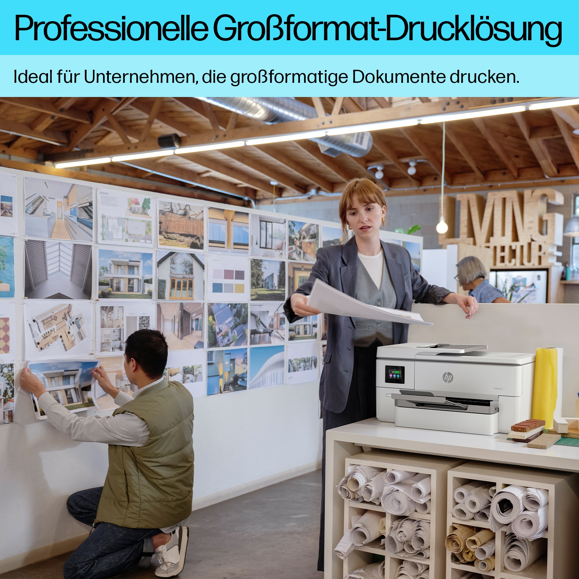 Persone in un ufficio che lavorano con una stampante. Testo sovrapposto: Soluzione di stampa professionale di grande formato.