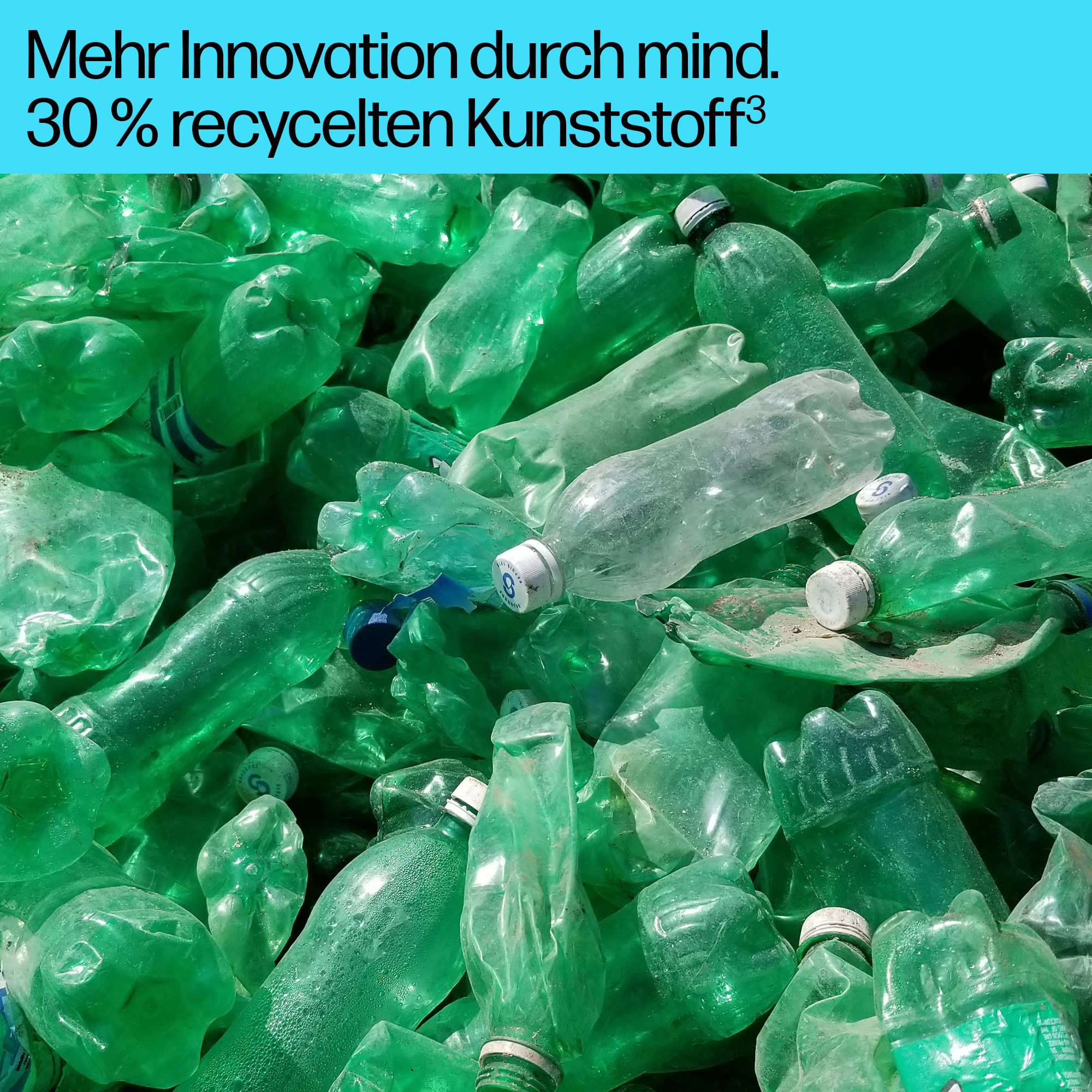 Pila di bottiglie di plastica verdi, con il testo: 'Mehr Innovation durch mind. 30 % recycelten Kunststoff'.