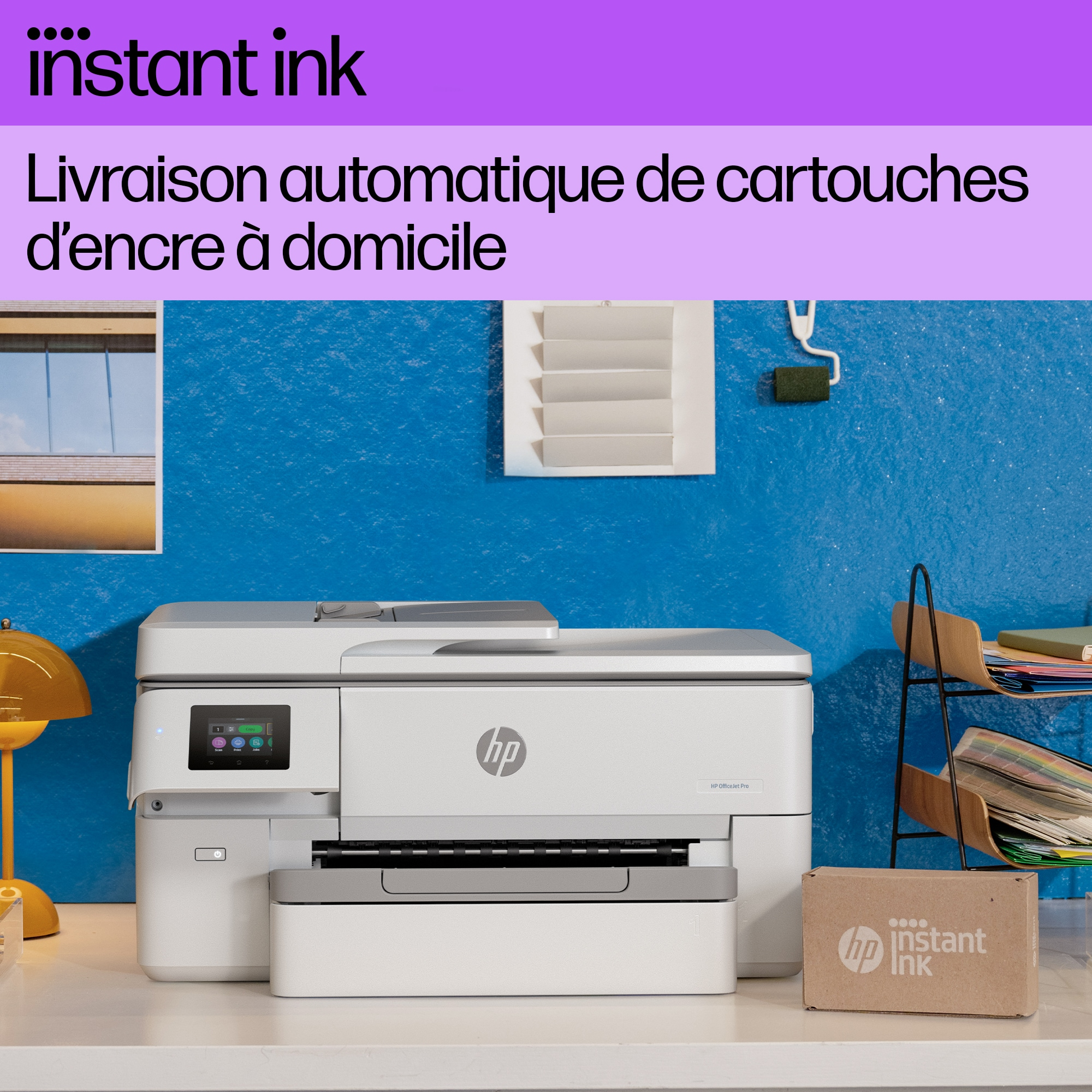 Stampante su una scrivania con sfondo blu. Le parole "instant ink" sono visibili.