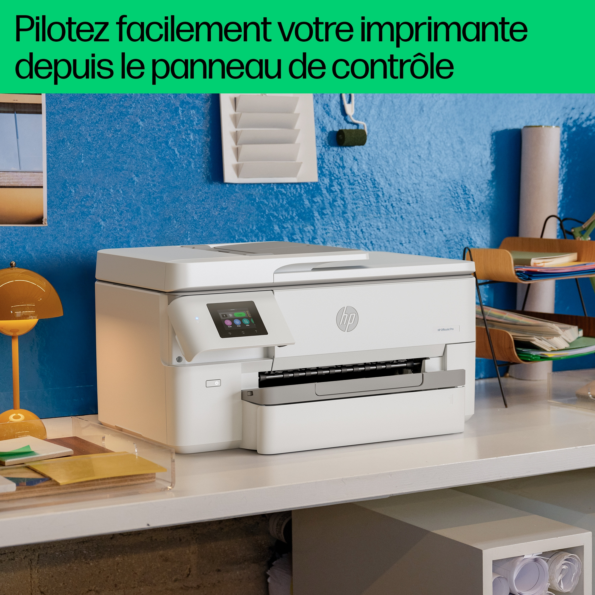 Stampante bianca sulla scrivania. Testo: Pilota facilmente la tua stampante dal pannello.
