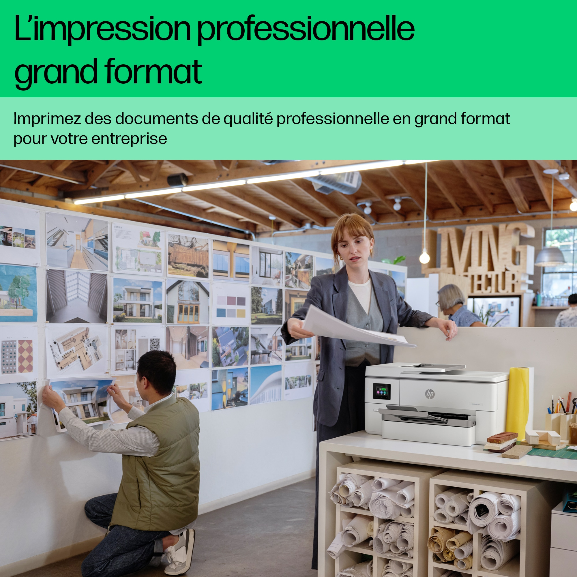 Donna e uomo che sistemano documenti stampati in un ufficio, con una stampante nelle vicinanze.