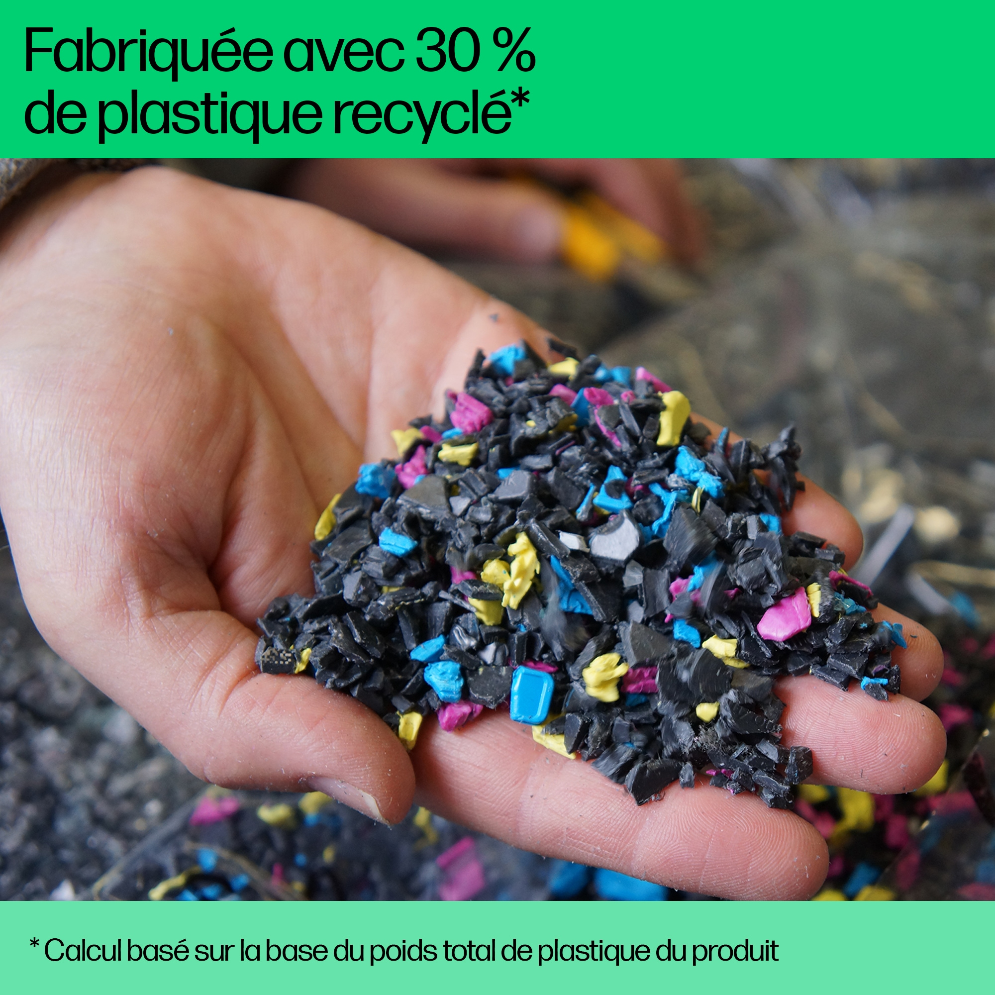 Mano che tiene pellet di plastica riciclata colorata con un messaggio di riciclo.