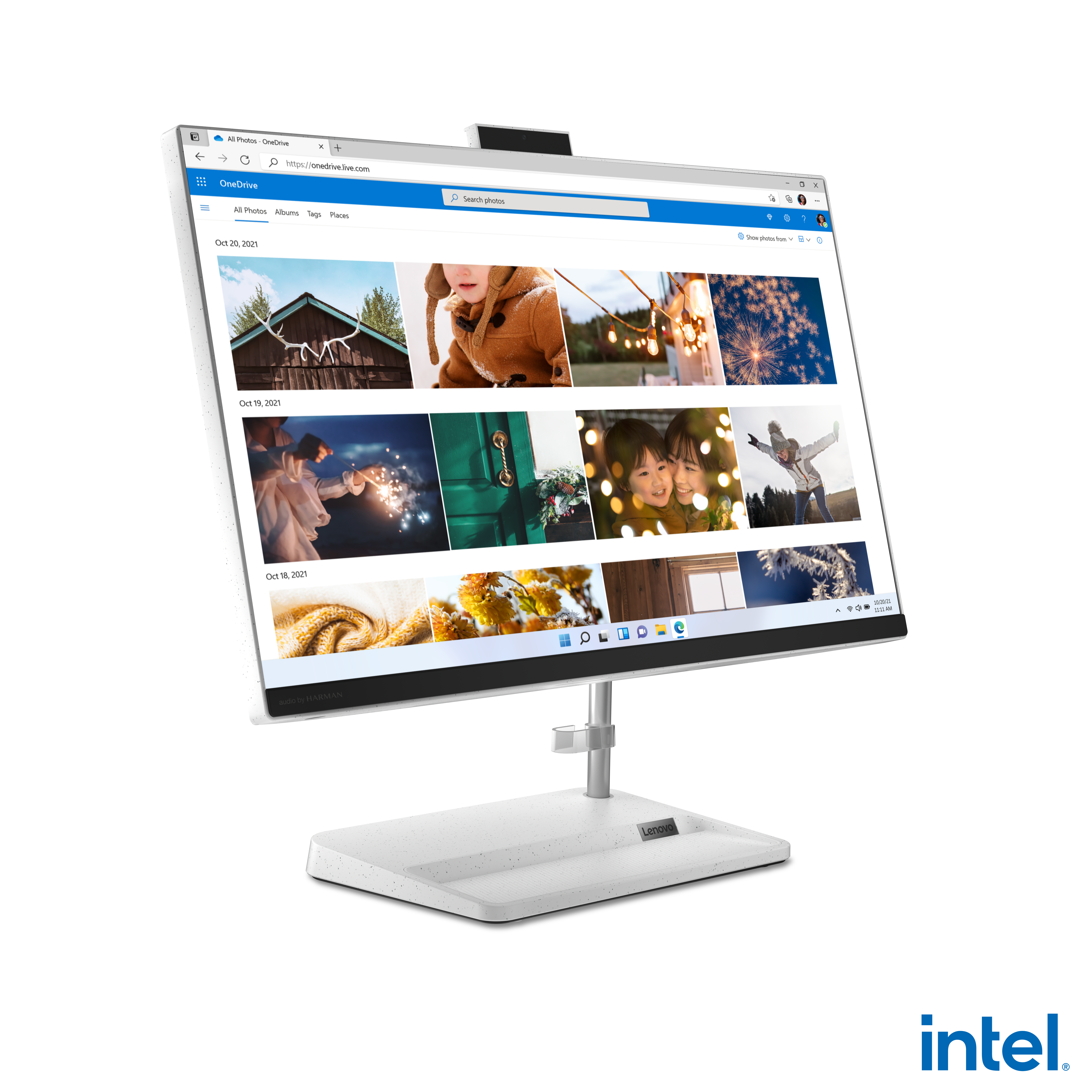 Beyaz bir Lenovo hepsi bir arada bilgisayar, fotoğrafları gösteren bir ekranla, beyaz bir stand üzerinde.
