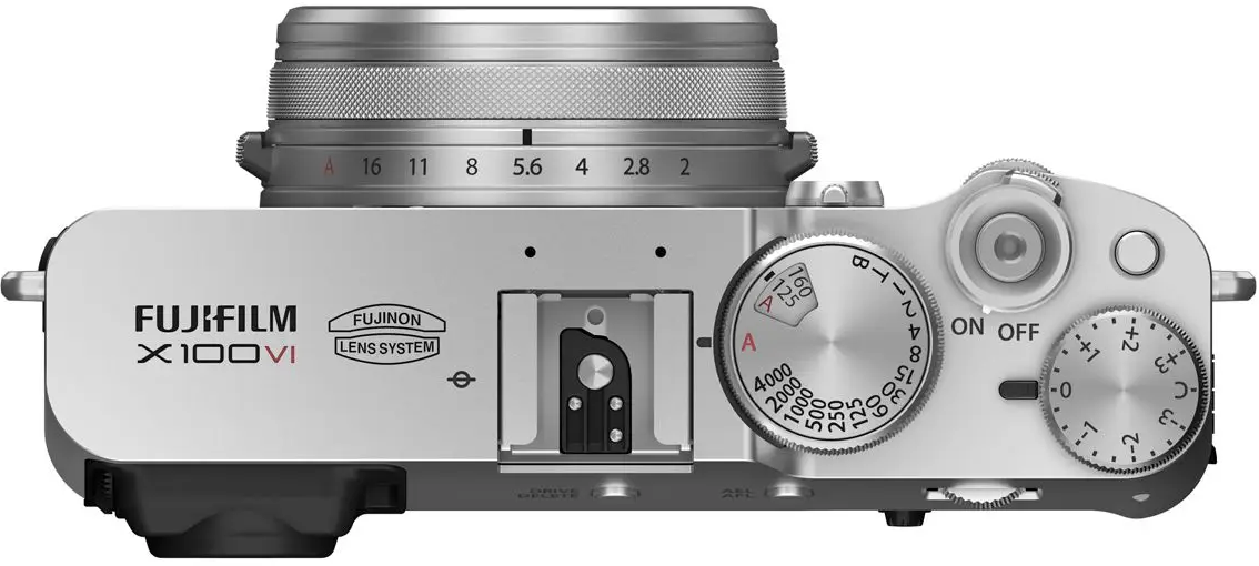 Draufsicht auf eine silberne Kamera mit Rädern, Knöpfen und einem Objektiv. Die Marke ist Fujifilm.