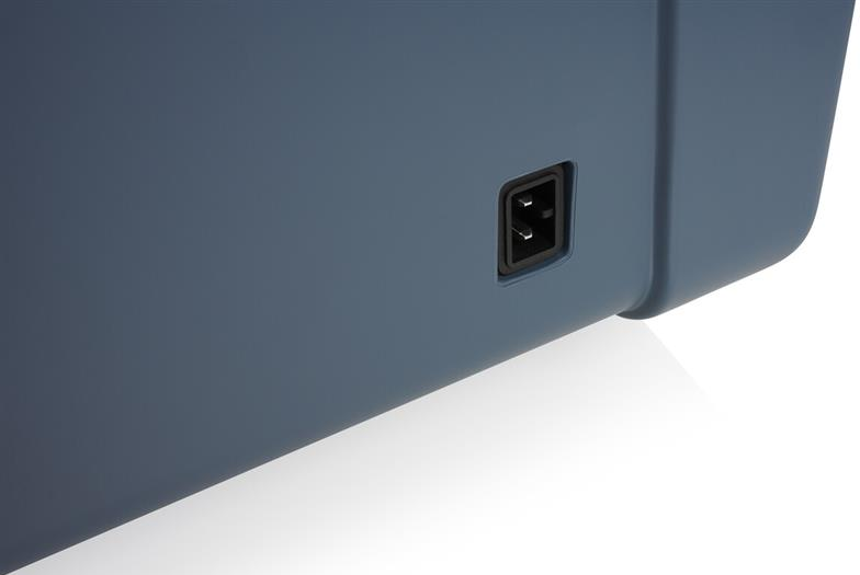 Primo piano di una porta di alimentazione su un dispositivo blu. La porta ha una cornice nera.