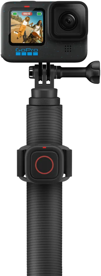 Fekete GoPro kamera fekete szelfiboton. A képernyőn emberek láthatók. A boton alul egy gomb van.
