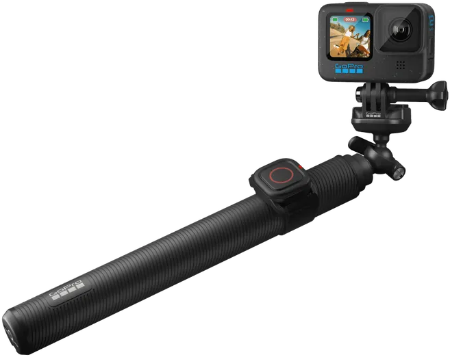 Fekete GoPro kamera egy szelfibotra csatlakoztatva, távirányítóval.