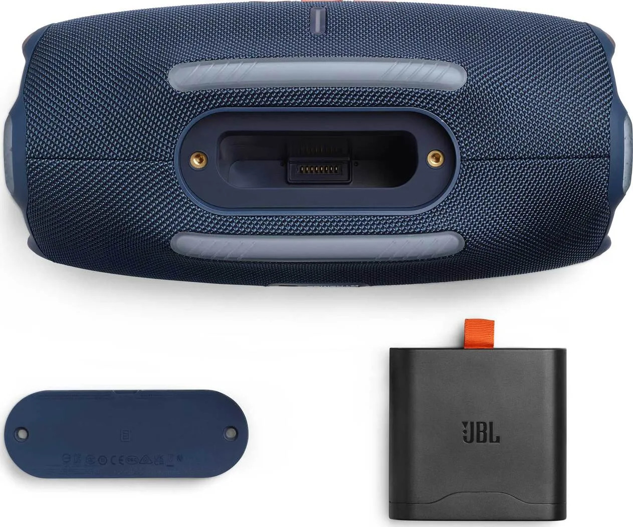 Widok z góry na granatowy głośnik JBL i etui ładujące, widoczne logo JBL.
