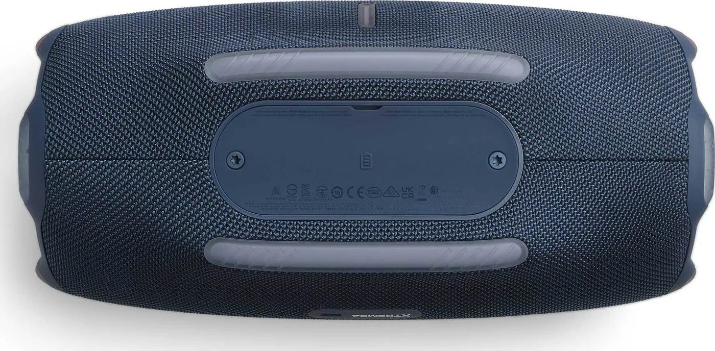 Widok z góry na granatowy głośnik JBL Xtreme 3 z szarymi akcentami, na białej powierzchni.