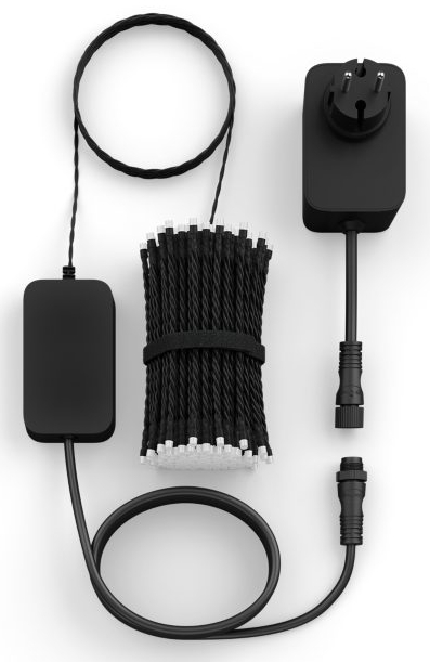 Czarne elementy oświetlenia sznurkowego: kabel, światła, adapter i wtyczka.