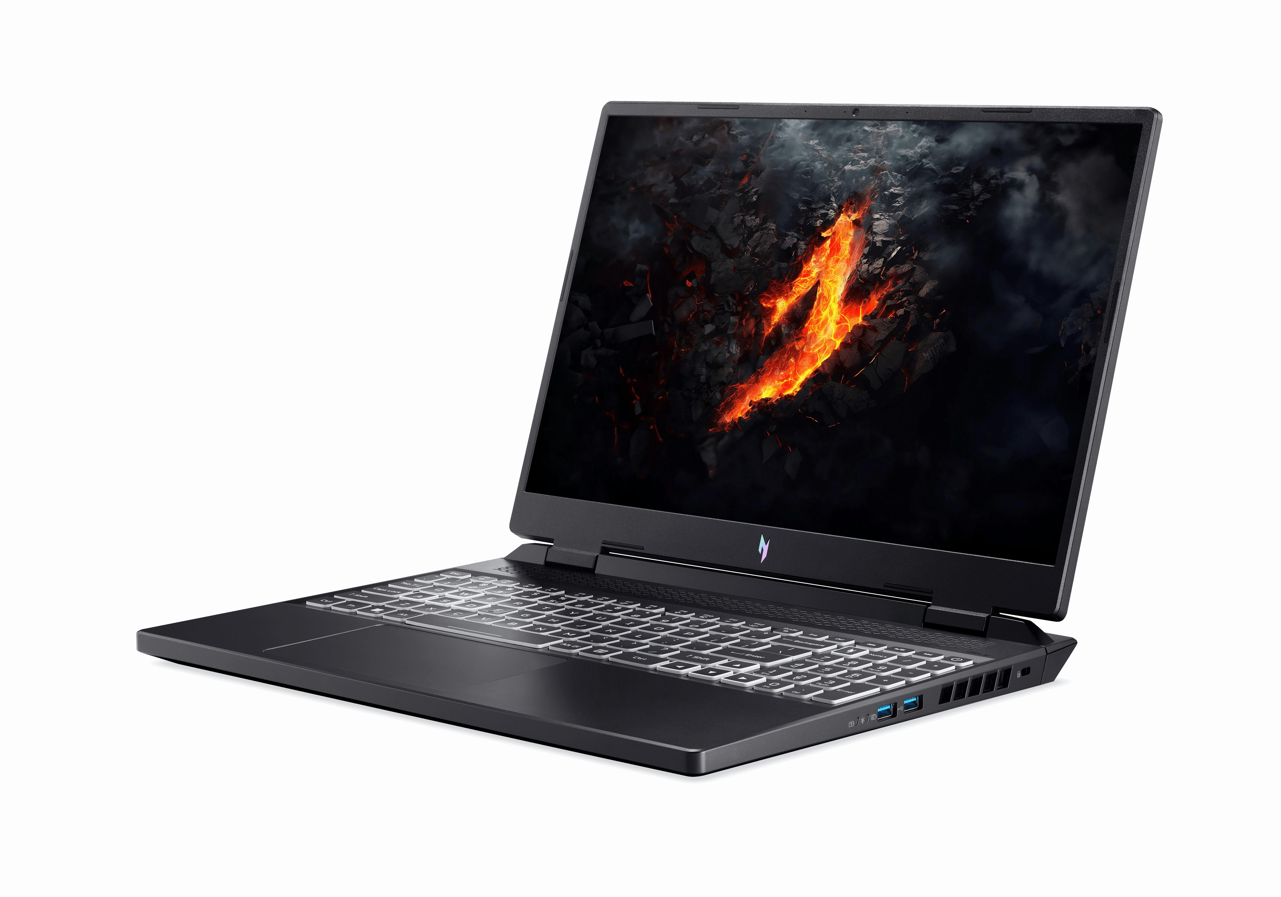 Schwarzer Laptop, geöffnet, zeigt eine feurige Grafik auf dem Bildschirm, auf weißem Hintergrund.