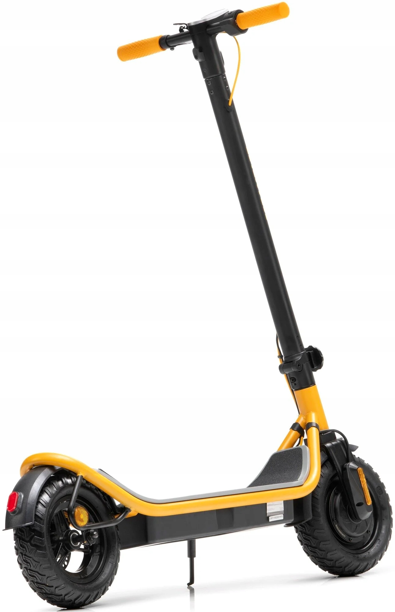 Żółta hulajnoga elektryczna z czarnymi detalami, oponami i stojakiem. Kierownica pomarańczowa.