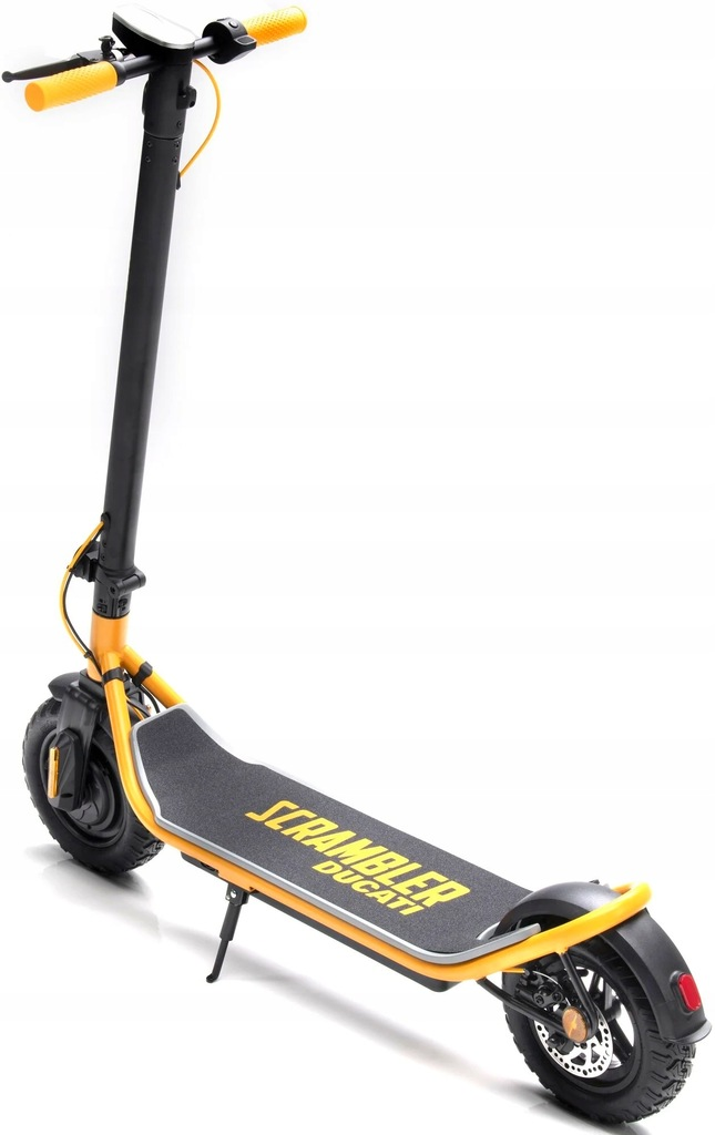 Żółto-czarna hulajnoga elektryczna z marką, stojąca na białej powierzchni.