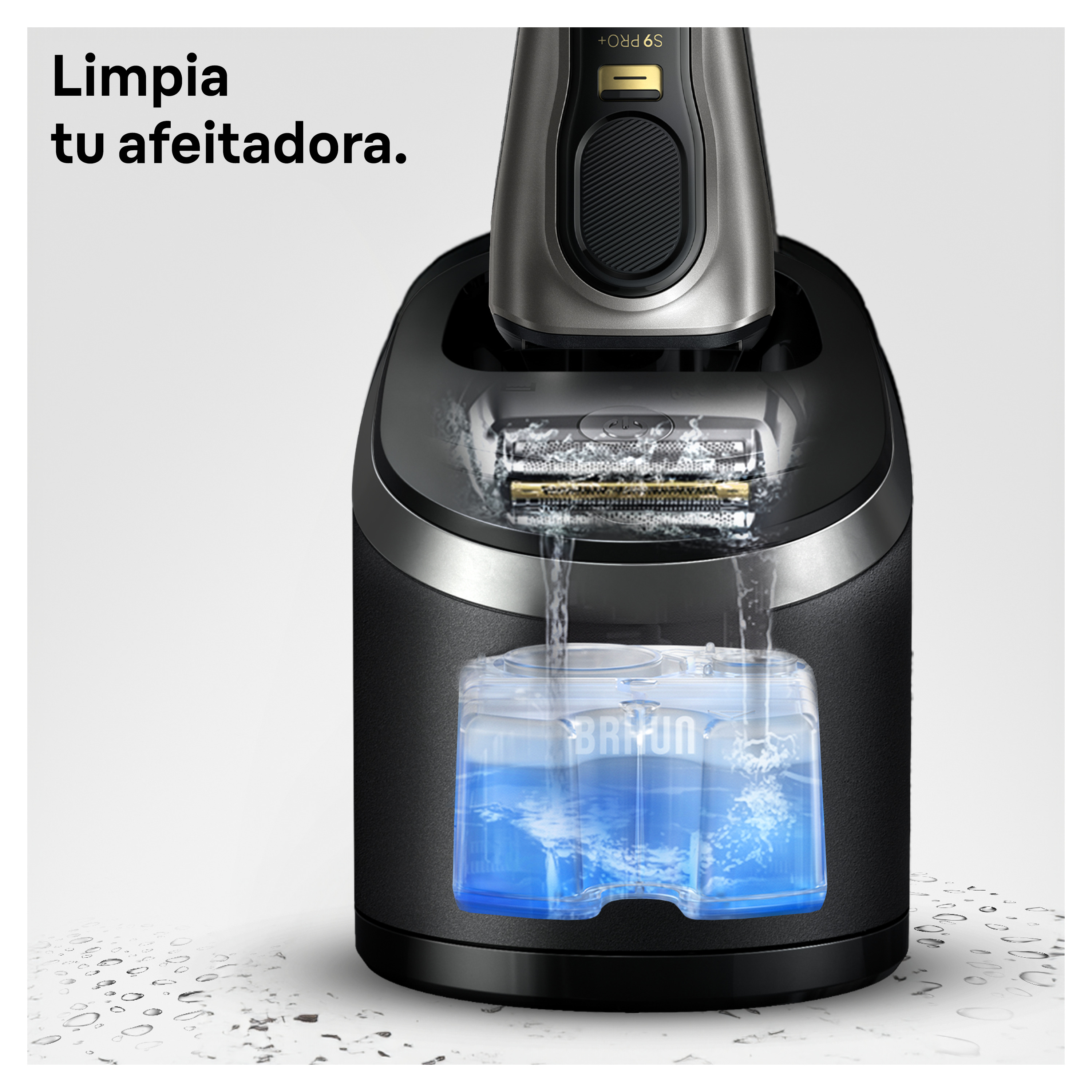Afeitadora en estación de limpieza con líquido azul.