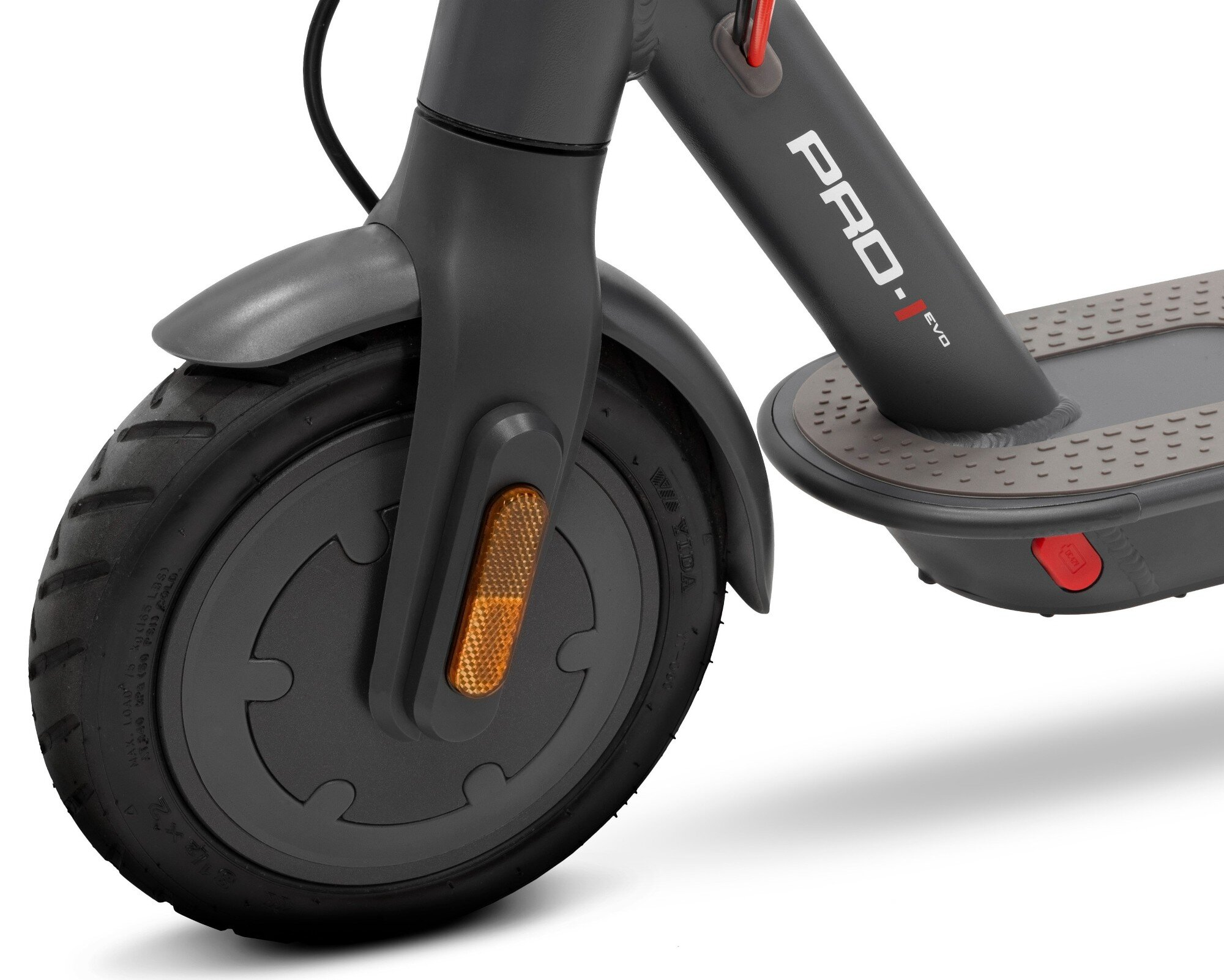 Zbliżenie ciemnoszarego koła hulajnogi elektrycznej z odblaskiem i detalami opony.