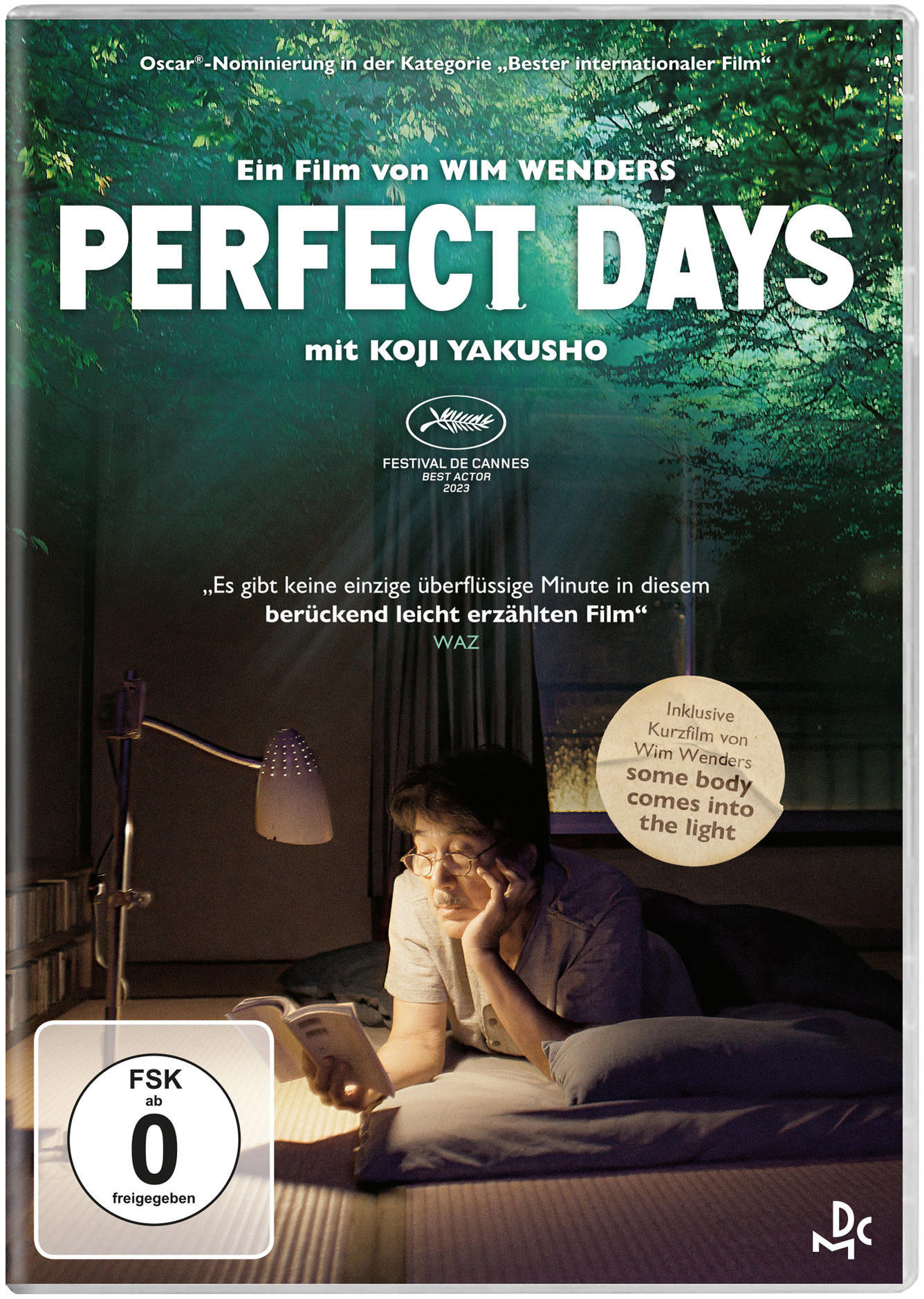 Filmcover: Mann liest im Bett, Titel 'Perfect Days'.