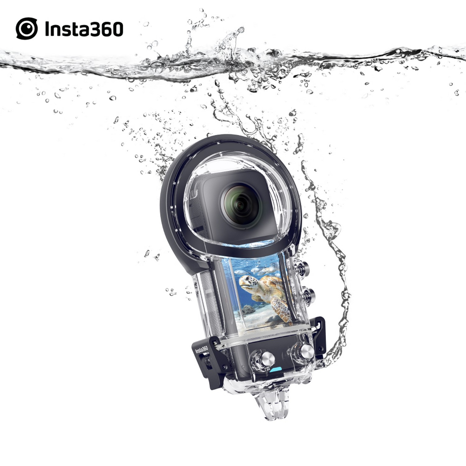 Een Insta360-camera in een waterdichte behuizing, ondergedompeld in water met bellen, schildpadbeeld zichtbaar.