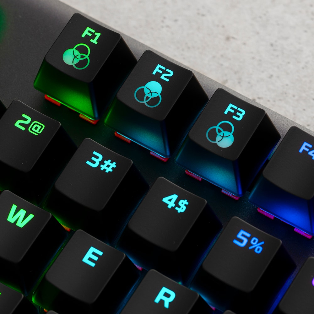 Nahaufnahme von Tastaturtasten mit farbcodierter Beleuchtung.