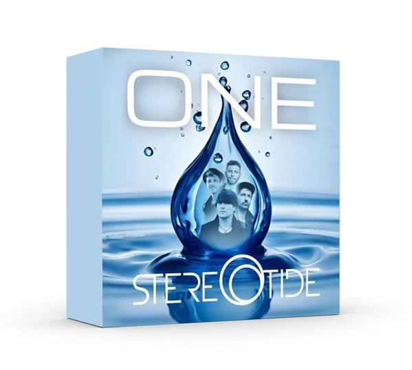 Albumcover, das Wort 'ONE' über einem Wassertropfen mit Bandmitgliedern.
