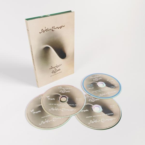 CD-Box-Set. Enthält ein Buch und vier CDs. Das Cover hat ein geschwungenes Design mit Text. CDs sind hellbraun.