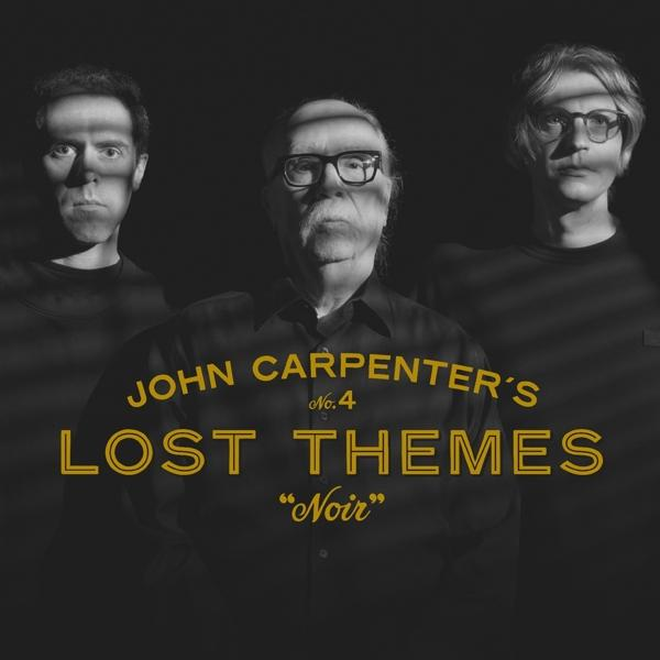Drei Männer, einer mit Brille in der Mitte. Text: John Carpenter's LOST THEMES.