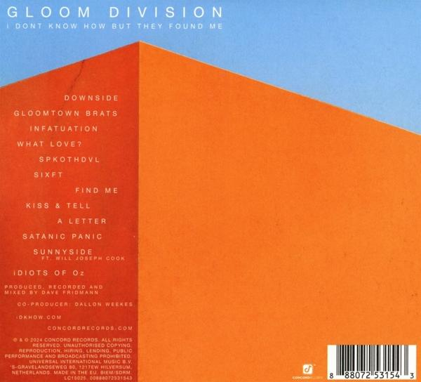 Rückseite eines Albums mit Text und einem geometrischen orange-blauen Design.