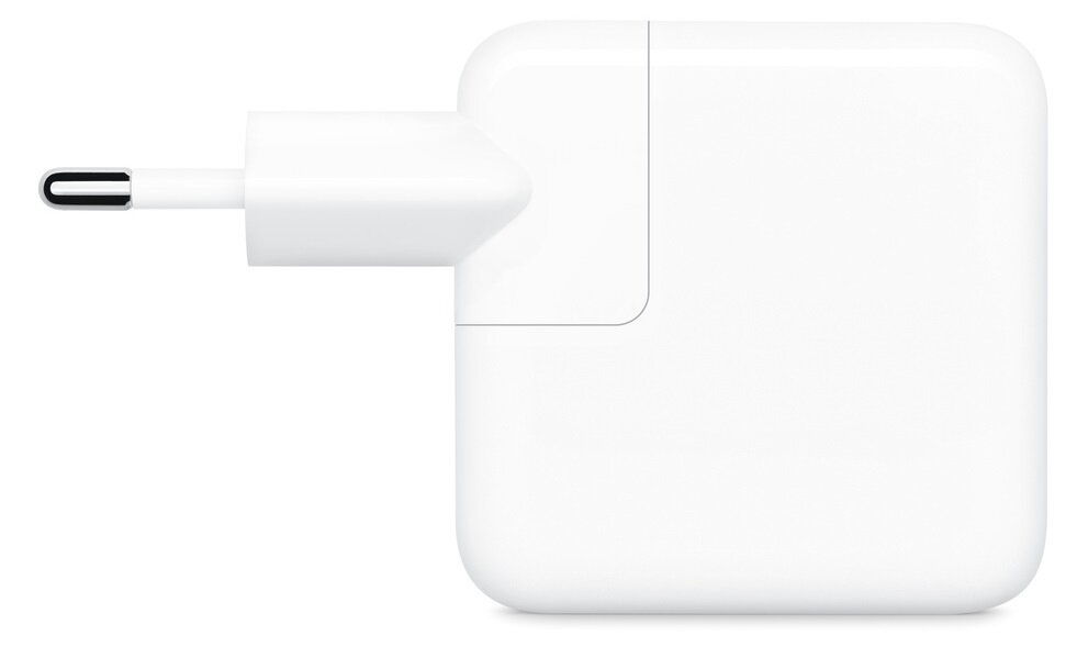 Biała ładowarka Apple z wtyczką na białym tle.