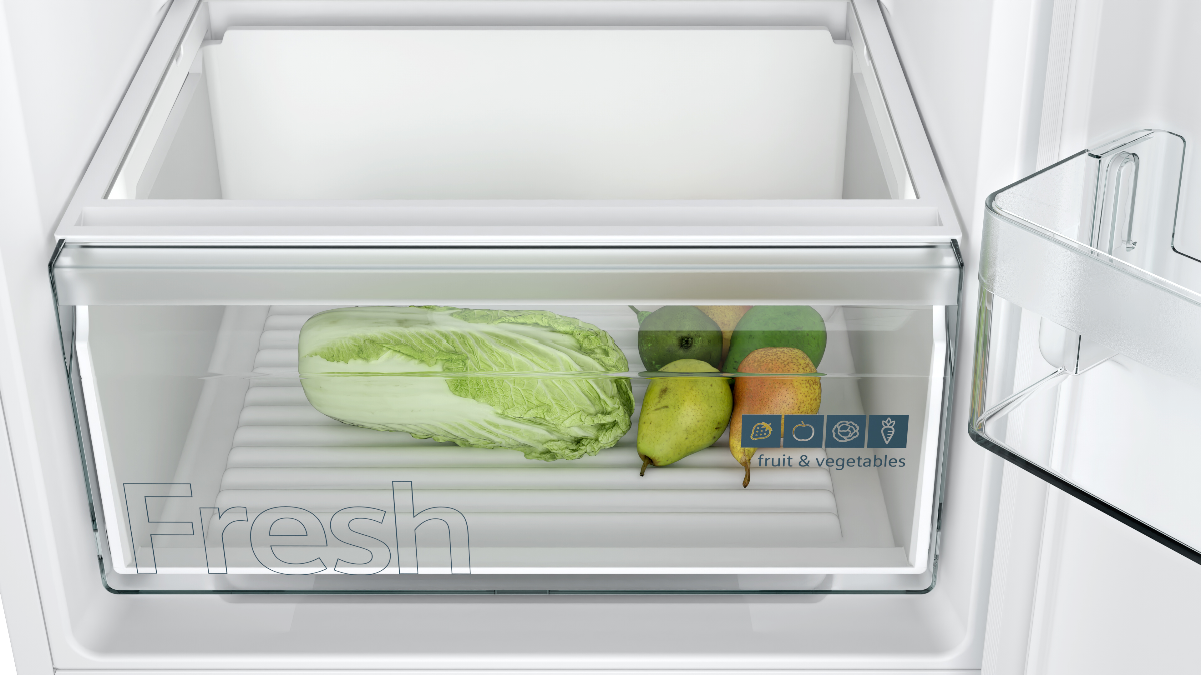 Eine Kühlschublade mit frischem Gemüse, darunter Kohl und Birnen.