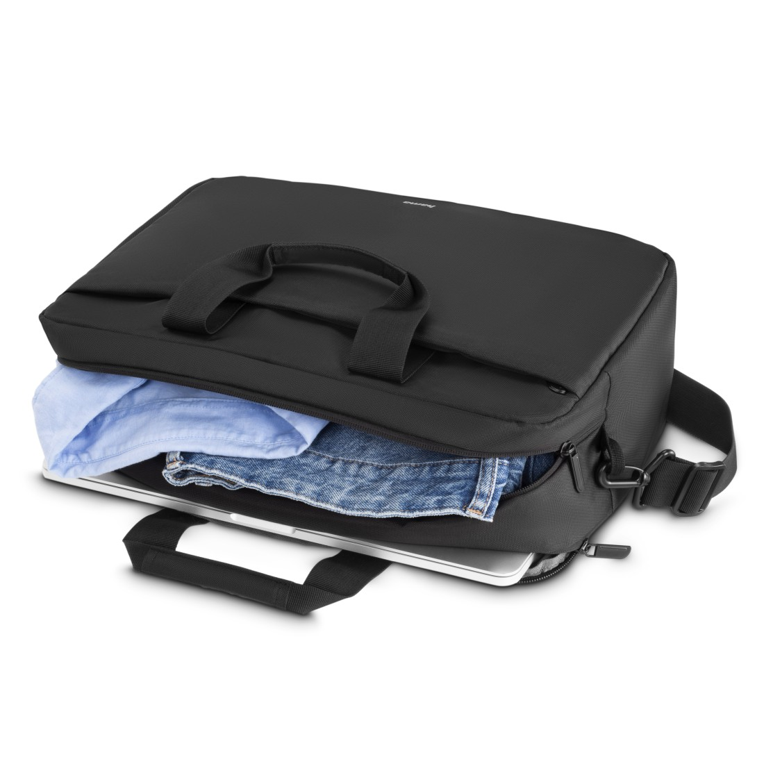 Schwarze Laptoptasche offen mit blauem Hemd, Jeans und einem Laptop darin.
