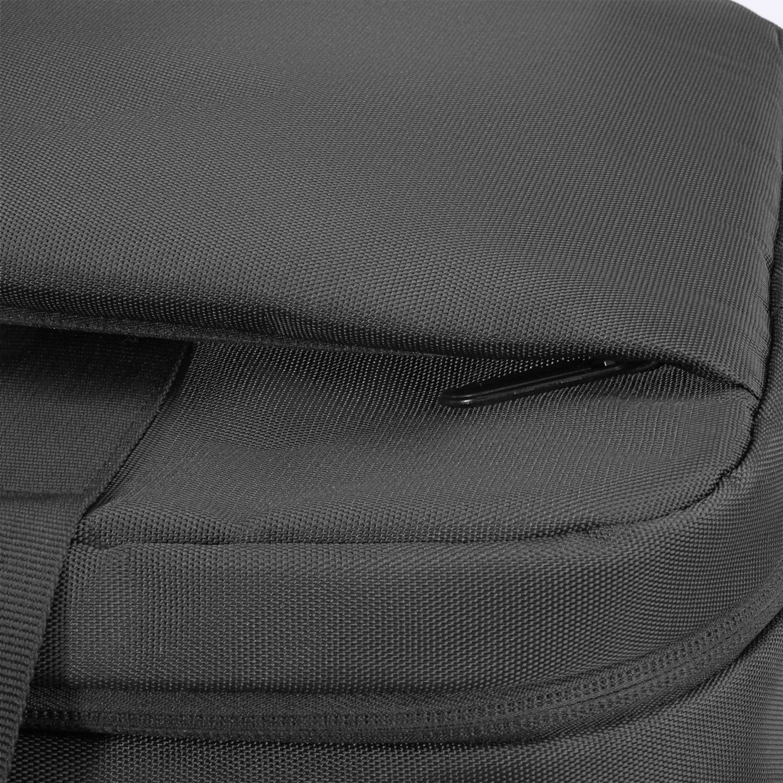 Nahaufnahme einer schwarzen Rucksacktasche mit Reißverschluss.