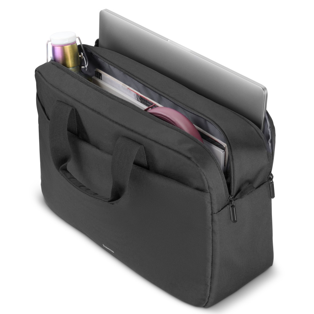 Ein schwarzer Laptop in einer offenen schwarzen Tasche mit anderen Gegenständen.