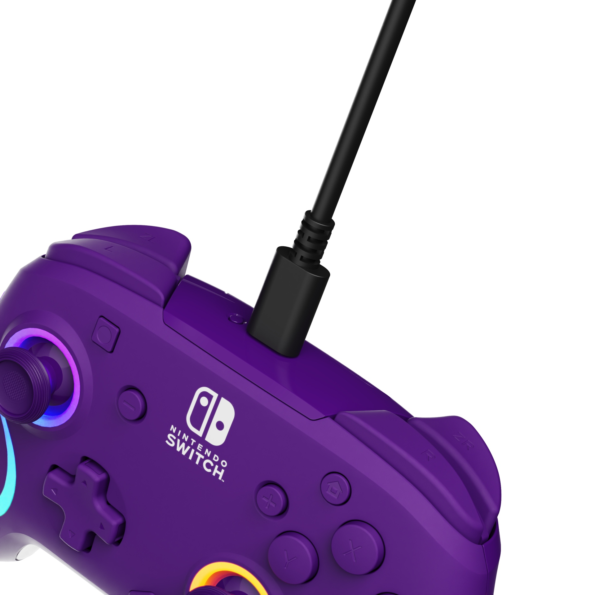 Fioletowy kontroler Nintendo Switch z włożonym czarnym kablem ładującym. Tło jest białe.