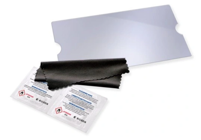 Srebrna osłona ekranu, czarna ściereczka i dwie chusteczki czyszczące na białym tle.