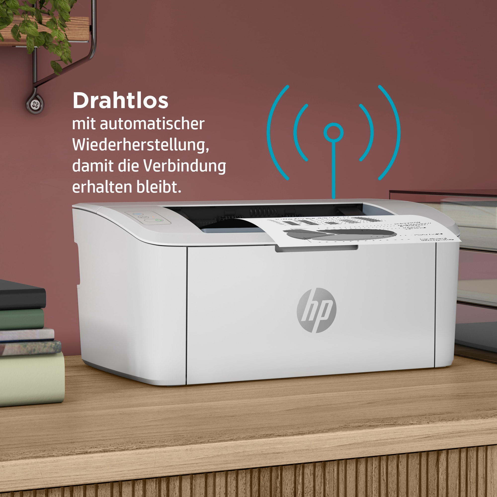 Ein weißer HP-Drucker auf einem Holztisch, mit einem WLAN-Signal-Symbol und Text über drahtlose Konnektivität.