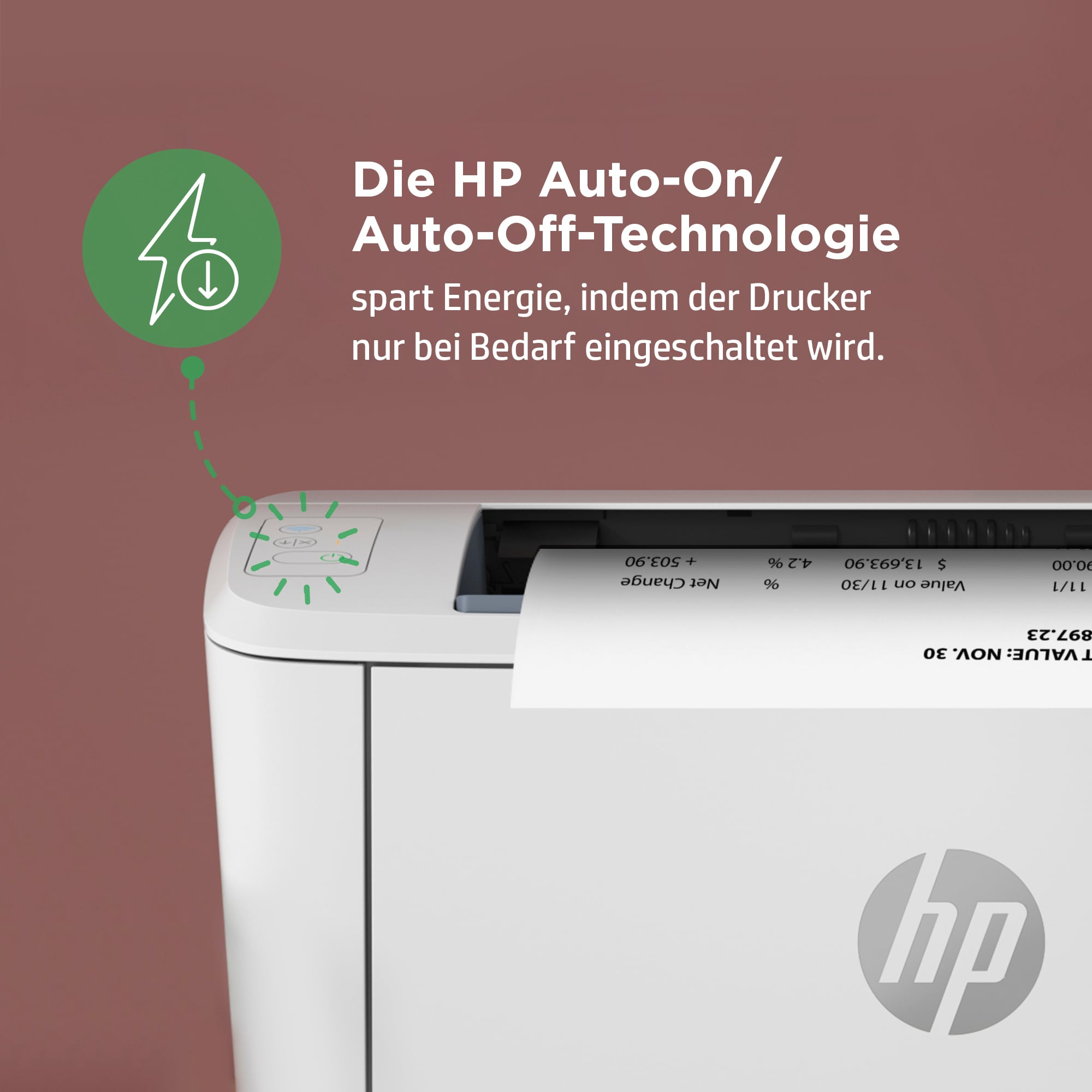 Weißer Drucker mit Papierausgabe eines Berichts. Text auf Deutsch. Grünes Energiesymbol.