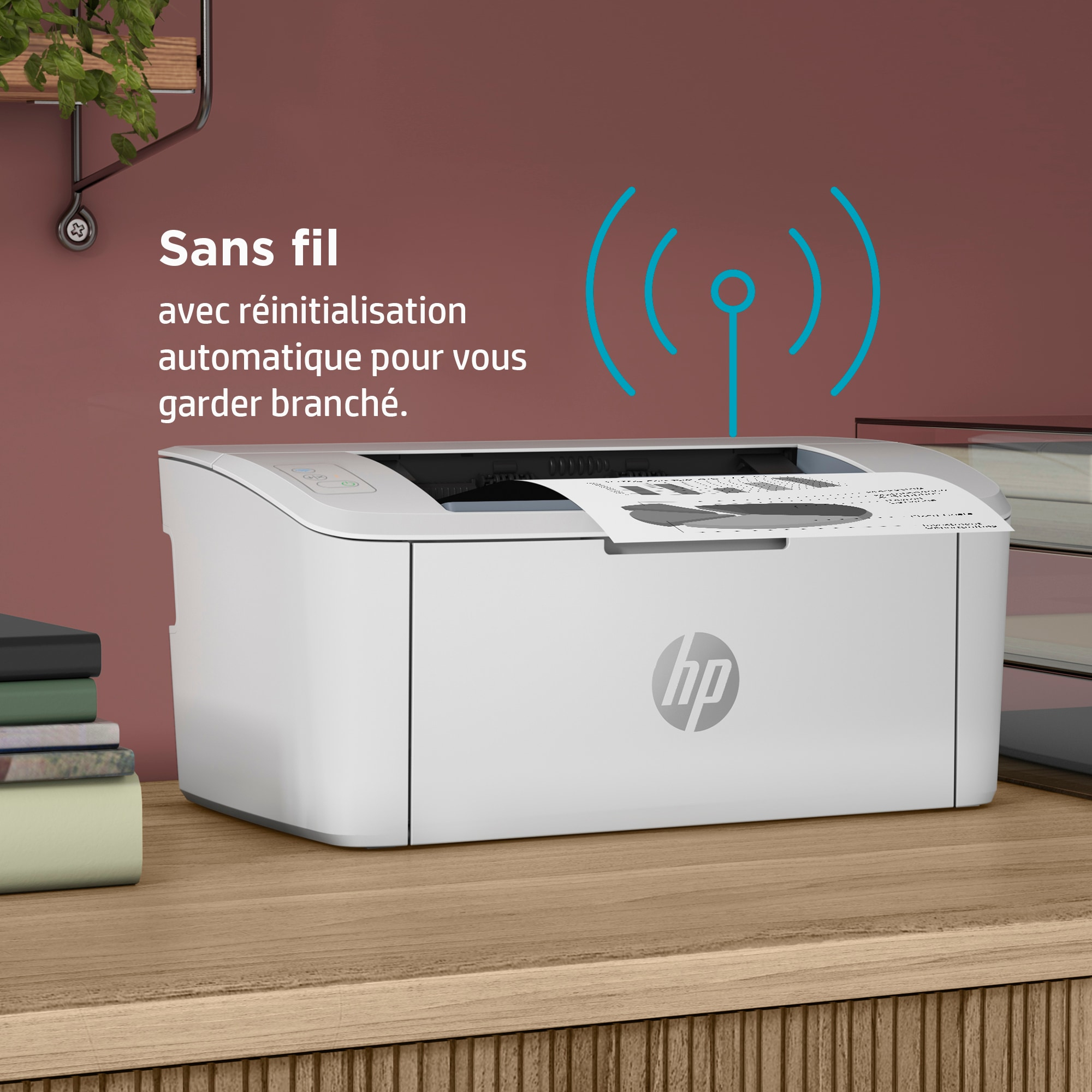 Weißer Drucker auf Holzoberfläche mit einem Wireless-Symbol darüber.